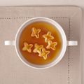 Brodo con stelline dorate di pasta sfoglia