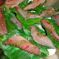 Filetti di pesce su foglie di limone cotti su[...]