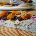 Pizza zucca e radicchio con crema di yogurt