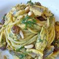 Spaghetti alle acciughe e pinoli