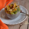 Pudding ai semi di chia con frutta fresca e noci