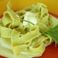 TAGLIATELLE ALL'ERBA DI S. PIETRO SU LETTO[...]