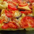 PIZZA CON POMODORI E CIPOLLA ROSSA