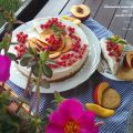 Cheesecake estiva allo yogurt con pesche e ribes
