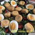 Insalata composta con caprini fritti e uova sode