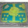 Una torta a forma di pacco dono.