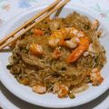 Spaghetti di soia con gamberoni e zucchine