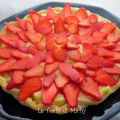 Crostata sfogliata con crema al limone e fragole