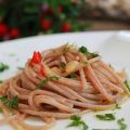 Spaghetti di farro all'aglio rosso di Sulmona e[...]