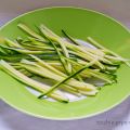 SPAGHETTI DI ZUCCHINE MEDITERRANEI