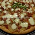 Pizza con patate pancetta, mozzarella e pomodoro