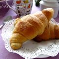 Brioches del mattino (cornetti e treccine di[...]