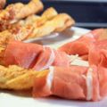 Grissini al sesamo e prosciutto crudo di parma