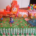 Torta con giardino e trenino