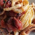 Spaghetti con calamari e pomodorini confit