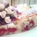 Torta allo yogurt, ananas e lamponi