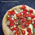 Pizza con pesto di pistacchi, scamorza e[...]