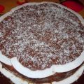 Torta bounty glassata al cioccolato.