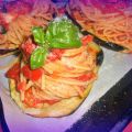 Nidi di spaghetti bio con melanzane