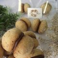 Baci di dama alle mandorle con cioccolato