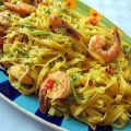Tagliatelle con nastri di zucchine e gamberi