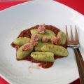 gnocchi verdi su crema di radicchio e salsiccia