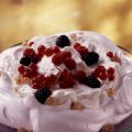 Pavlova con panna e frutti di bosco