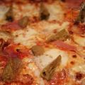 Pizza bassa stracchino, pancetta e carciofini