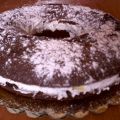 Ciambella al cioccolato con panna e mandorle ..
