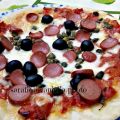 Pizza homemade con wurstel capperi e olive nere