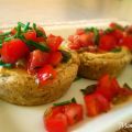 Tortine al sesamo ripiene di hummus e pomodorini
