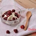 Gelato con lamponi caldi