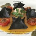 Ravioli neri di palamita su crema di datterini[...]