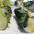 Di patate, insalata e basilico greco