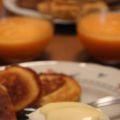 Uova alla Benedict su crumpets , pikelets e[...]