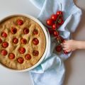 Focaccia morbida semintegrale ai pomodorini