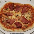 Pizza con prosciutto, speck, funghi, olive,[...]
