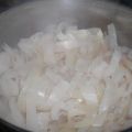 salsiccia su letto di cavolo cappuccio bianco