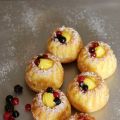 Ciambelline con crema e frutti di bosco