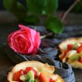 Cestini di cialda croccante con frutta fresca
