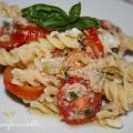 Insalata di pasta con tonno e pomodoro condito.