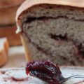 Pane al cocco con confettura di ciliege