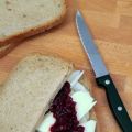 Toast con pere, brie e marmellata di mirtilli[...]