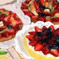 La crostata di frutta con il pan di spagna