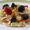 INSALATA DI POLLO, VERDURE CROCCANTI E FRUTTI[...]