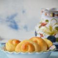Panini mignon con crema pasticcera nell'impasto