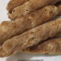 Filoni di pane con olive verdi e noci