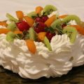 Pavlova con fragole, kiwi e nespole