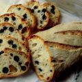 Ricetta semplice per pane condito con olive.