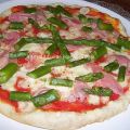 PIZZA CON ASPARAGI E PROSCIUTTO / PIZZA CU[...]